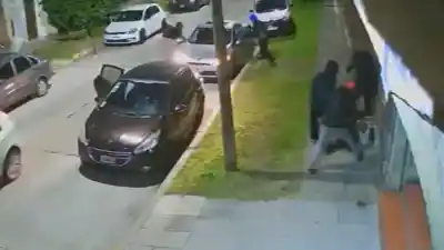 Frenó para sacar los botines y lo que pasó después fue una pesadilla en segundos