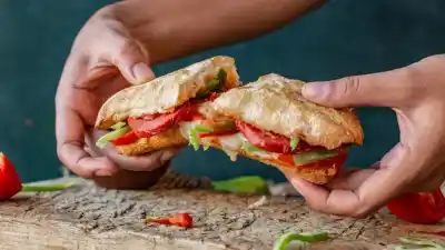 Olvidate del pan común: estos sándwiches se hacen con tapas de tarta y salen riquísimos