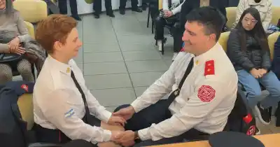 Amor entre sirenas y guardias: dos bomberos se casaron en el Distrito Centro y lo que pasó conmueve a todos