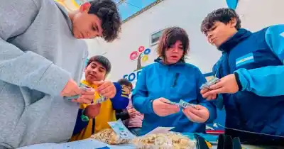 Puerto Joven se prepara para el Mundial: habrá intercambio de figuritas y juegos este domingo