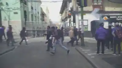Estalló la furia en La Paz: manifestantes lanzan botellas y dinamita contra la policía
