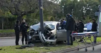 Se despistó en el bajo rosarino y el fortísimo impacto lo dejó “abrazado” a una columna