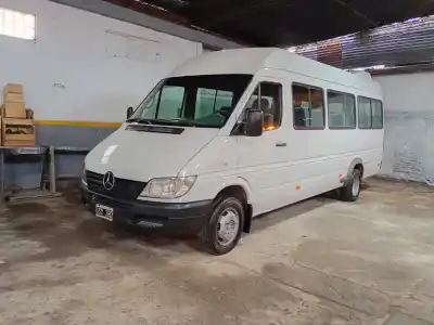 Presos restauraron un minibus y fabricaron vallas metálicas: el insólito taller que funciona en una cárcel bonaerense