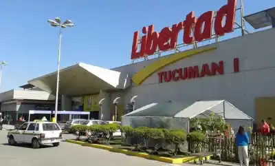 Liquidación total en los exhipermercados Libertad: descuentos de hasta 70% y el misterio del nuevo gigante que se viene