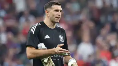 El Dibu Martínez se fracturó un dedo antes de la final de la Europa League y revelaron la gravedad de la lesión