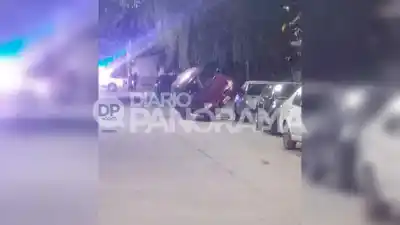 Un choque en barrio Alberdi dejó un auto sobre otro y sorprendió a todos
