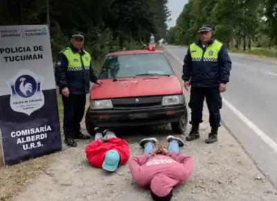 Iban fumando marihuana al costado de la ruta: lo que la policía encontró en el auto los dejó helados