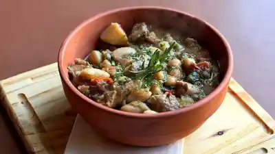 25 lugares imperdibles para celebrar el 25 de Mayo con locro y empanadas en Buenos Aires