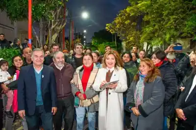 Encienden nueva iluminación Led en el barrio Parque Aguirre y ya piensan en el 90% de la ciudad