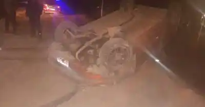 Tres heridos tras un violento choque en la Ruta 40: el auto volcó y quedaron atrapados