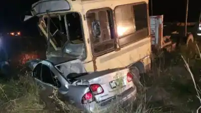 Tres personas murieron en el acto tras un choque frontal en Corrientes: el auto quedó irreconocible