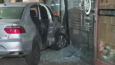 Chocaron en Belgrano y un auto terminó incrustado contra una mercería: lo que encontraron adentro