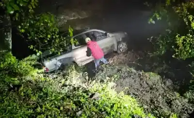 Cayeron al Río Los Sosa con su Camioneta y Resultaron Ilesos