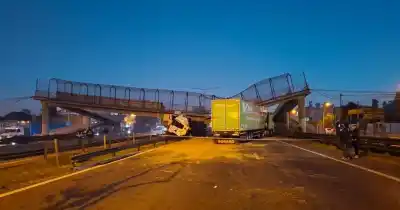 Un camión chocó contra un puente peatonal y lo derrumbó sobre la Panamericana
