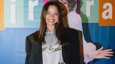 Emilia Mernes volvió a la Argentina y salió a ver “Hairspray”: lo que dijo sobre la polémica con Tini Stoessel