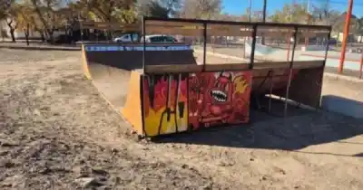 Robó tablas de una pista de skate municipal y la policía lo atrapó en plena fuga