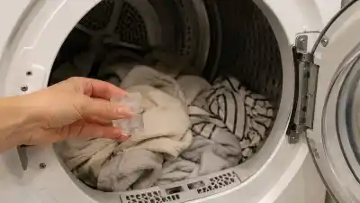 El truco del hielo que promete ropa sin arrugas y sin usar la plancha