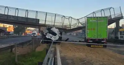 Un camión arenero impactó contra un puente peatonal y lo derribó: el insólito motivo del siniestro