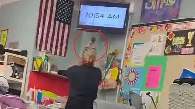 Una docente colgó una muñeca de tez oscura en plena clase y un alumno la filmó: lo que pasó después es escalofriante