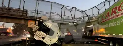 Un camión perdió el control y derrumbó un puente peatonal en plena Ruta 9