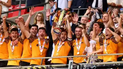 Un error increíble en el minuto 95 les regaló el ascenso a la Premier League