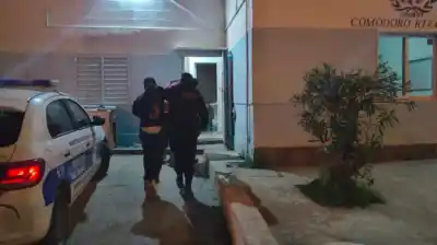 Entraron a su casa armados con cuchillos y la echaron a la calle: lo que la policía encontró adentro