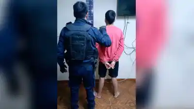 Miró las cámaras de seguridad desde el trabajo y lo que vio lo dejó helado: un joven ya estaba adentro