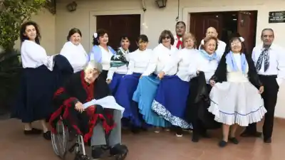 Vestidos de época y con chocolate: así celebraron el 25 de Mayo en un centro de jubilados
