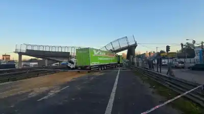 Un camión perdió el control, derrumbó un puente y la Ruta 9 quedó cortada en Escobar