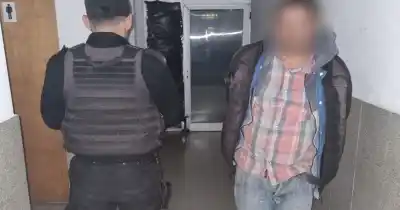 Entró a su casa con una maza y lo que encontraron en su ropa dejó helada a la policía