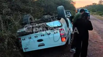 Volcaron en un camino vecinal y el polvo fue testigo mudo del horror
