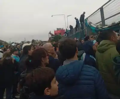 Hinchas de Racing forzaron un portón del Cilindro y lo que pasó adentro nadie lo esperaba
