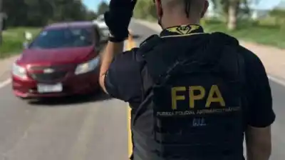 Tiró cocaína por la ventanilla para evitar un control, pero la policía lo vio y terminó detenido