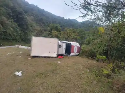 Susto en la Ruta 307: Se quedó sin freno y volcó