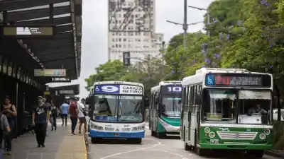 Feriado del 25 de Mayo: los cambios en colectivos, subtes y trenes que tenés que conocer