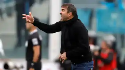 La furia de Coudet tras la derrota: no subió a recibir la medalla y se fue del Kempes