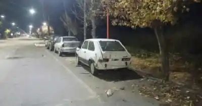 Conductor ebrio desató el caos en Rivadavia: chocó cuatro autos estacionados y el alcoholímetro lo delató