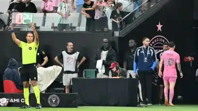 Se tocó el posterior y pidió el cambio: la imagen que alarmó a todos en el último partido de Messi antes del Mundial