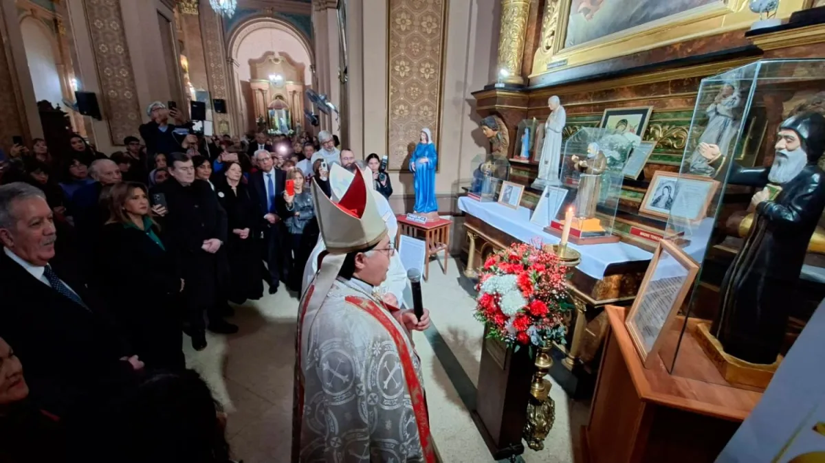 Autoridades y fieles en la entronización de San Charbel
