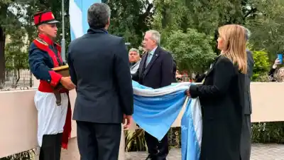 El izamiento que pocos vieron: el detalle que marcó el 25 de Mayo en la plaza Libertad