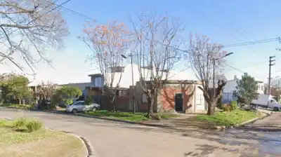 Discutió con su pareja, subió al auto y lo que hizo después la dejó atrapada bajo el chasis