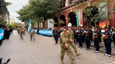 El desfile que paralizó Santiago del Estero: lo que pasó frente al CCB