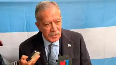 El gobernador rompió el silencio en pleno desfile y lo que dijo dejó a todos con la piel de gallina