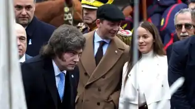 El look de Santiago Caputo que desató comparaciones con Peaky Blinders en el Tedeum