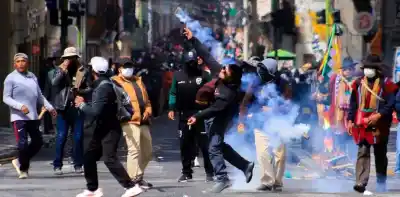 Estalló la furia en La Paz: miles exigen la renuncia del presidente en medio de explosiones y gases