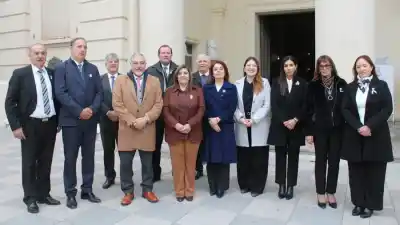 El acto que reunió a la cúpula judicial en el corazón de la ciudad: ¿qué pasó después del izamiento?