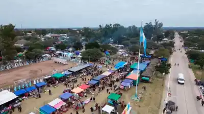 Asado con cuero y locro criollo: lo que pasó en Sumampa el 25 de Mayo que nadie esperaba