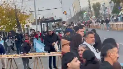 Organizaron el sándwich de matambre a la pizza más grande del mundo y el final fue un caos total