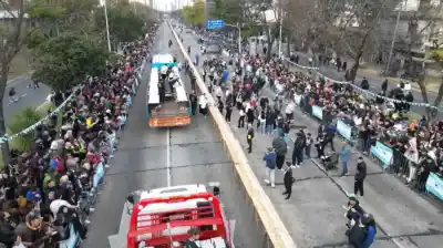 Derribaron vallas y se abalanzaron sobre la comida: el caos por el sándwich gigante en Avellaneda