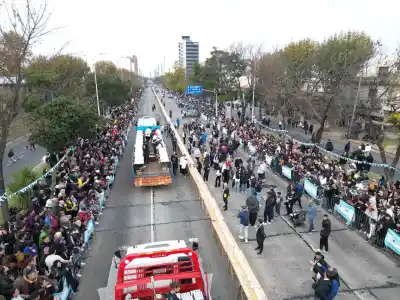Festejo patrio terminó en caos: derribaron las vallas y saquearon el sándwich gigante
